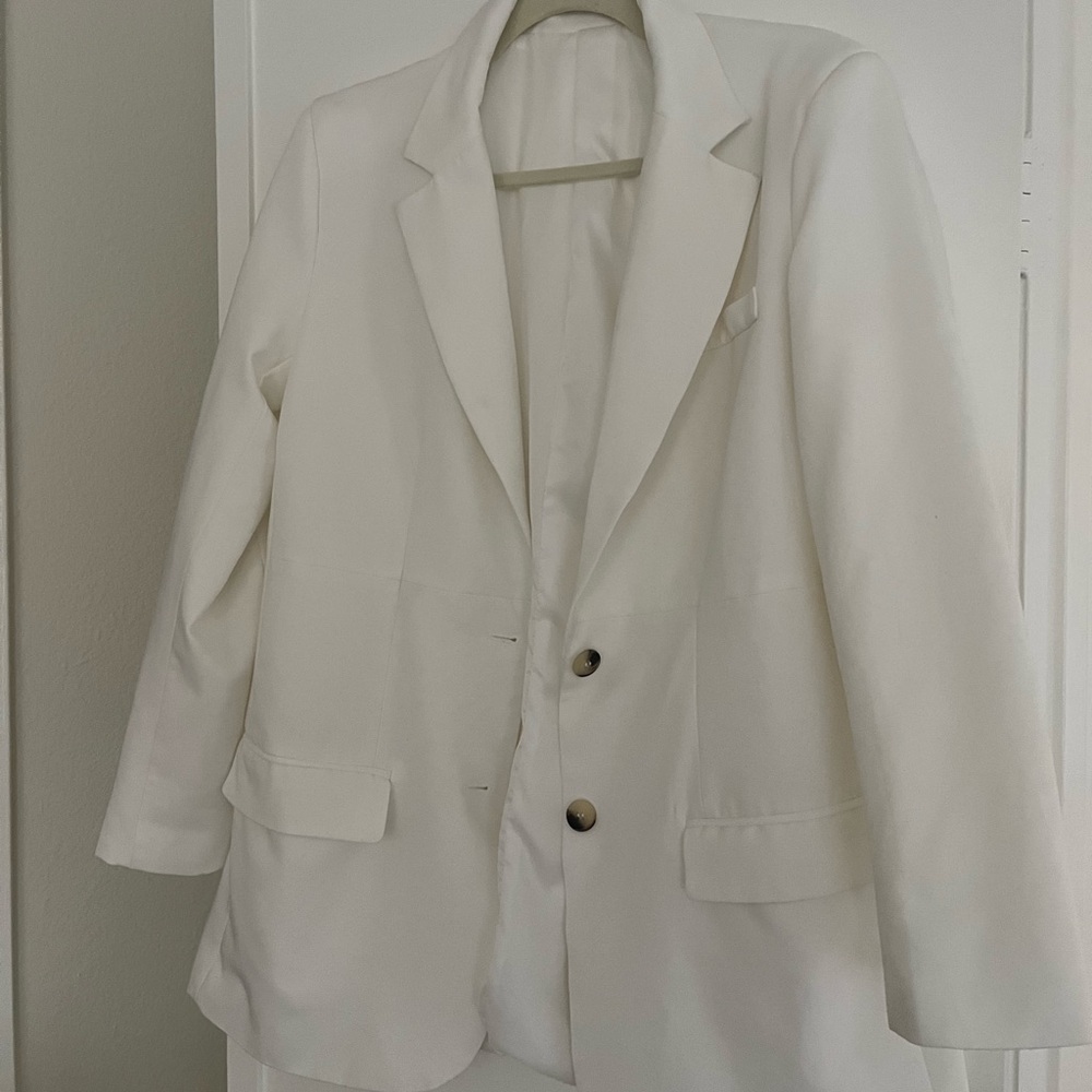 Chic White Oversized Blazer